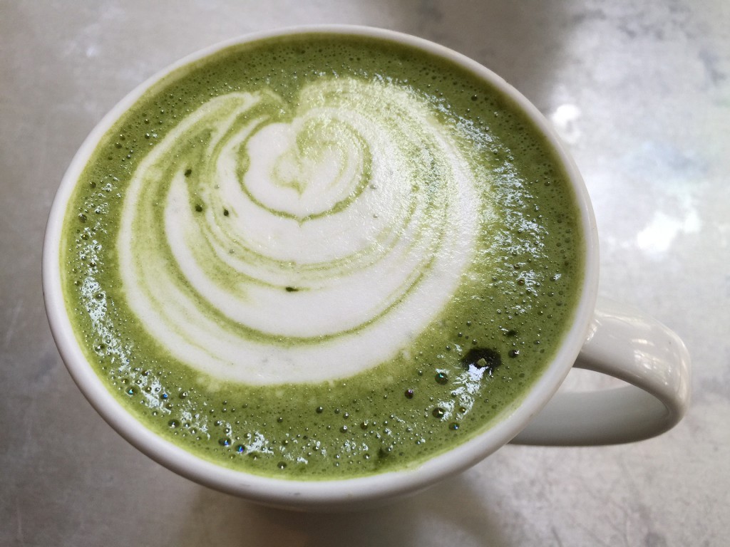 Matcha Tee in Tee-Tasse mit Sahne