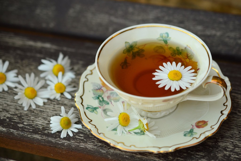 Kamillentee in einer Teetasse mit Blüte garniert